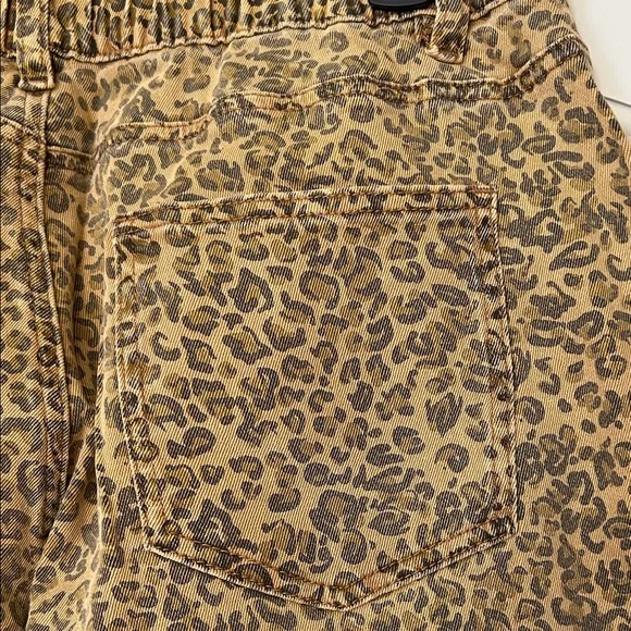 Blue Velvet brand Leopard Print Wide-Leg Pants button fly. - Picture 6 of 9